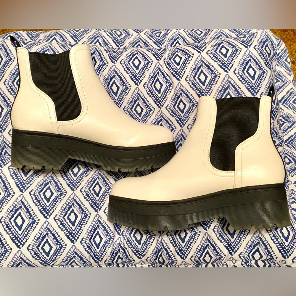 MIA CAYSON PLATFORM CHELSEA BOOTS. Size 7.5     Never Worn